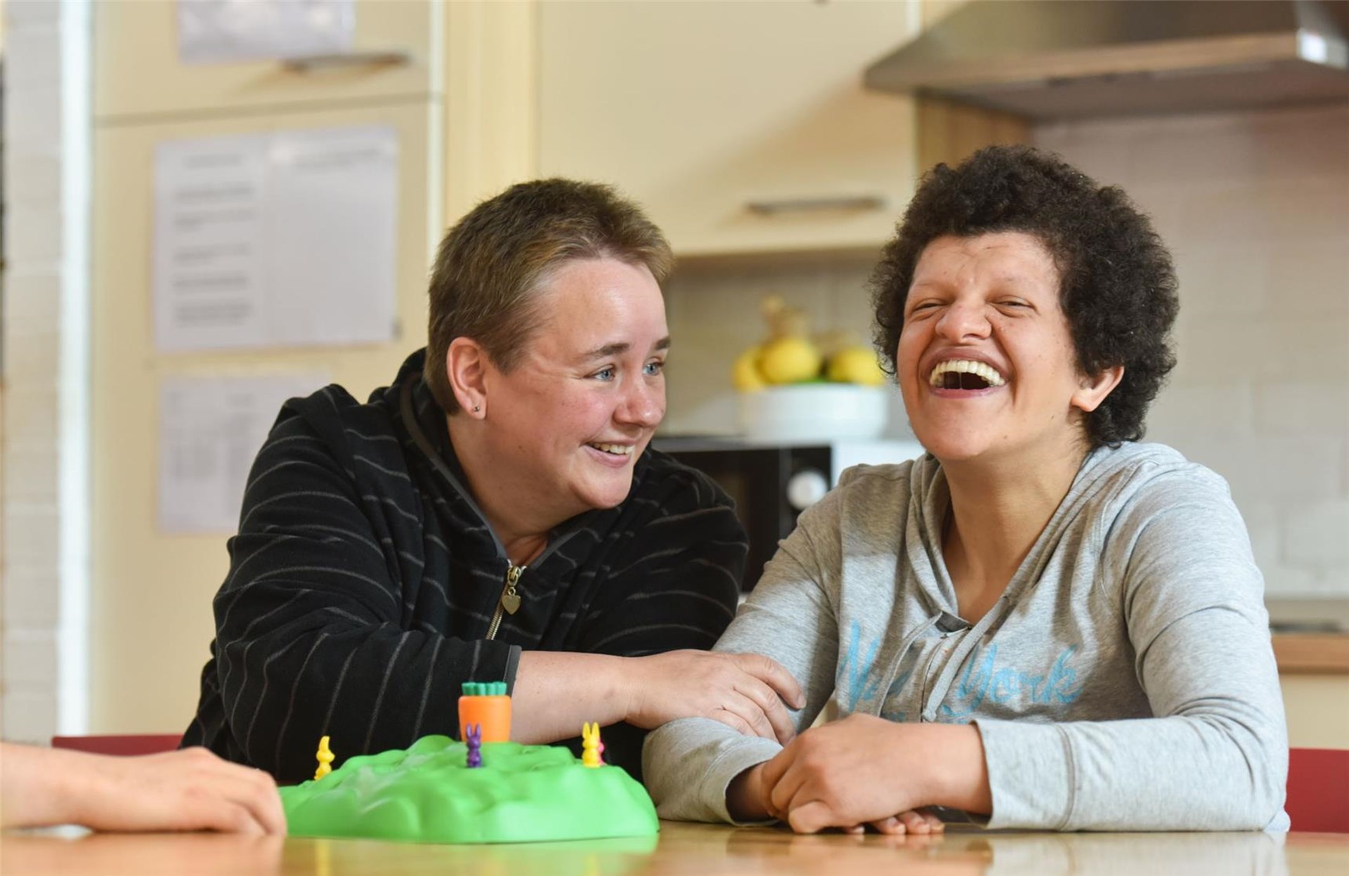 Bewohnerin mit Betreuerin am Küchentisch