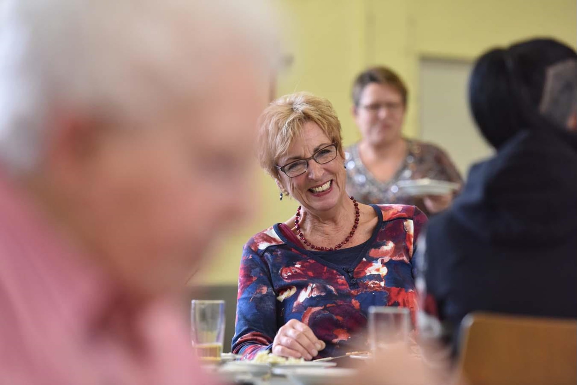 Portrait einer etwas älteren Frau, die lacht