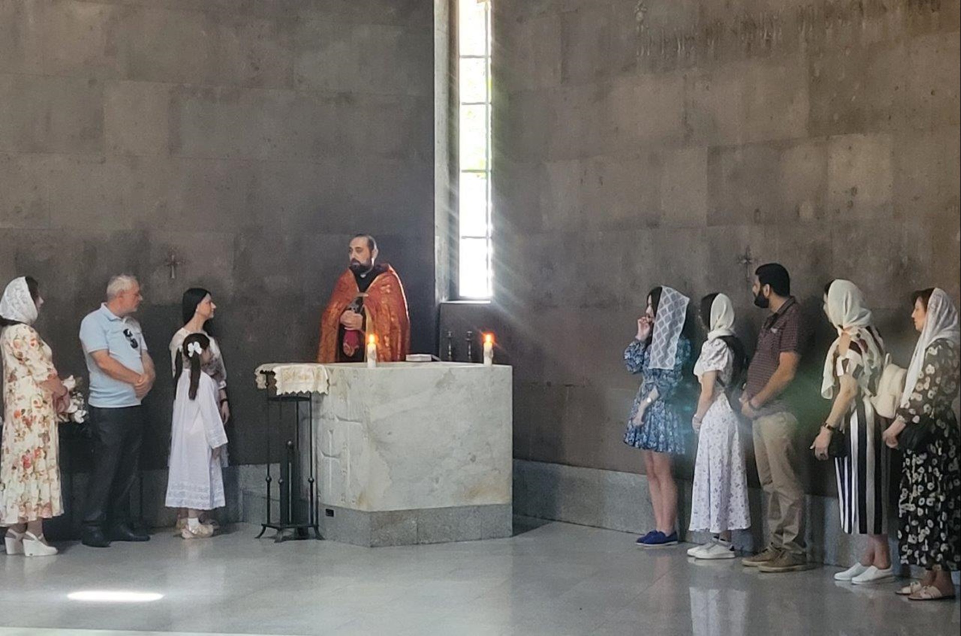 Kommunionsfeier in der modernen Kapelle neben der mutmaßlich ältesten Kirche der Welt