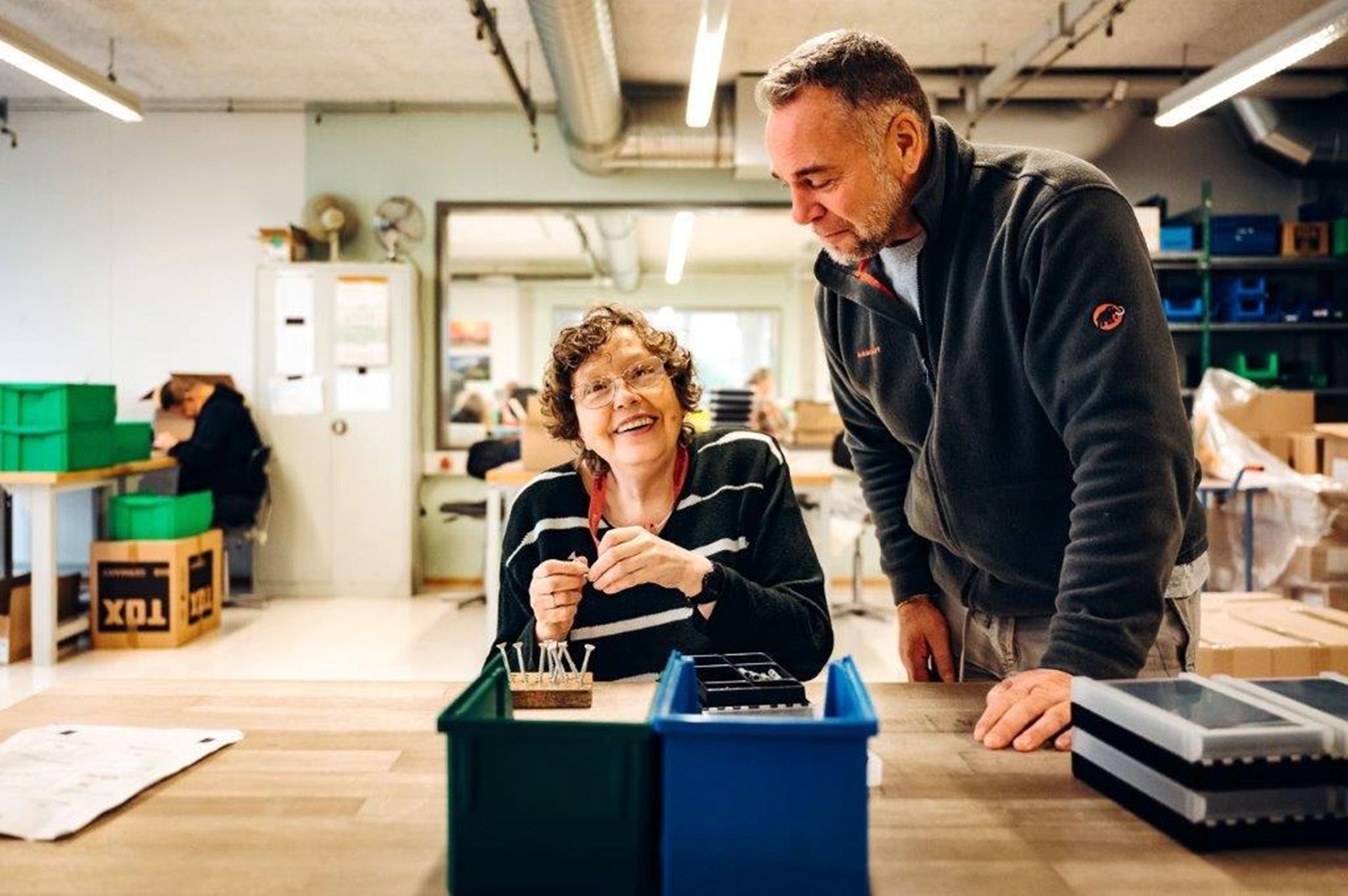 Ein Mitarbeiter im Gespräch mir einer Werkstattbeschäftigten. Intensive Einarbeitung und Begleitung sind im des Seewerks I zentral.